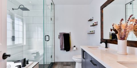 Tips om hardnekkige kalkaanslag in de badkamer te verwijderen